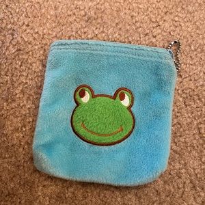 Free frog pouch